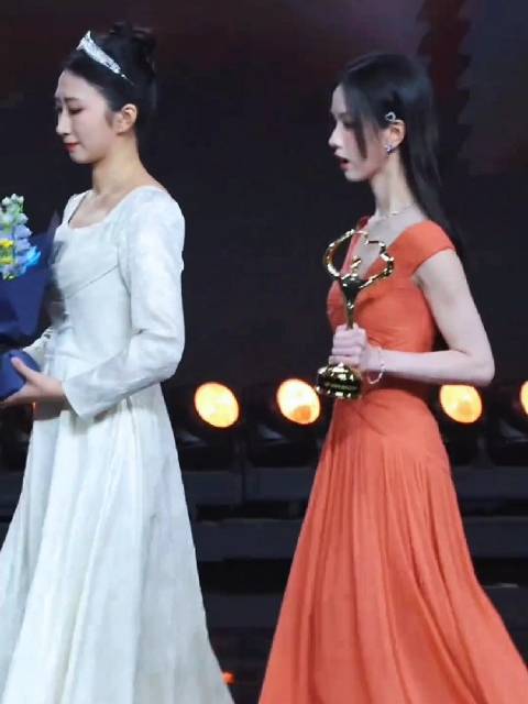 陈都灵橘粉长裙亮相微博之夜获年度热度演员