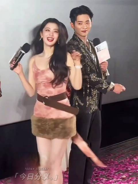 王楚然丞磊活动现场甜蜜互动，幽默对话引粉丝欢呼