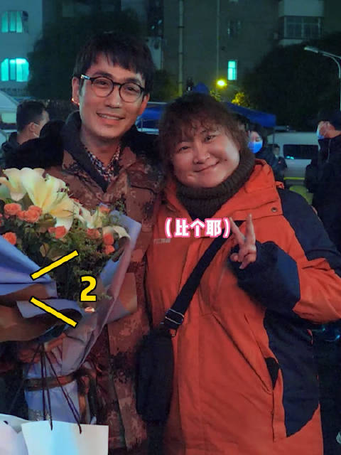 朱一龙新片杀青，玲姐现场笑容满面