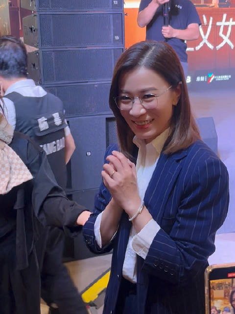 听到宝宝粉丝喊她 说等会再来就真的会来 提问！此视频中有几个萌萌宝宝