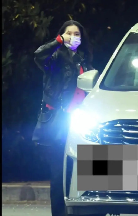 张婧仪杀青现场温柔护粉，一句'别吼他们'尽显人格魅力