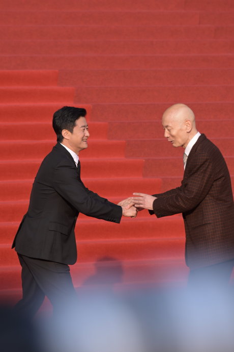 吴京和葛优在CMG电影盛典红毯拥抱的具体过程是怎样的？