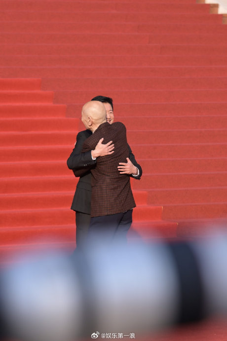 网友们是如何评价吴京和葛优这次红毯拥抱的？