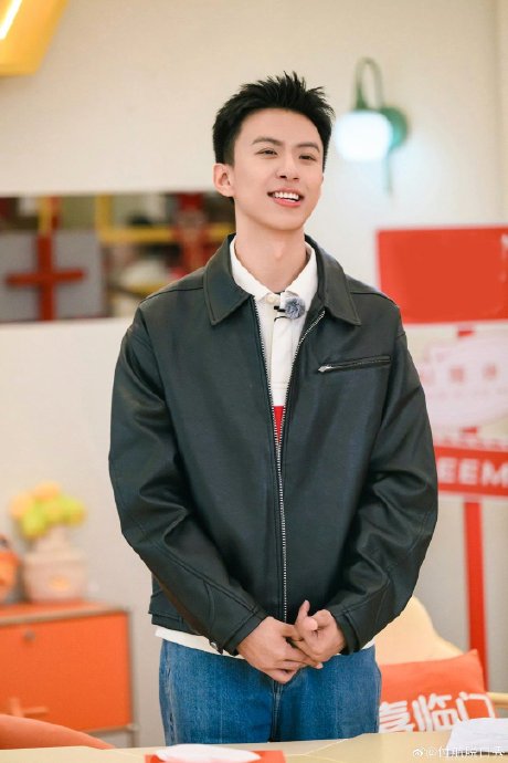 大张伟为什么在节目中说‘有事找经纪人’，而不是直接加微信？