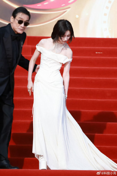 张子枫此次“希腊神女”造型与其以往红毯风格有何显著不同？