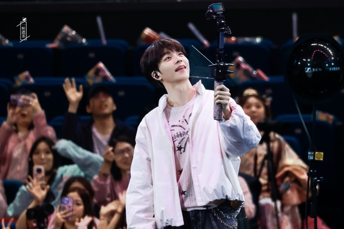 陈立农演唱会改编张函瑞《进行曲》，前辈提携后辈上演梦幻联动