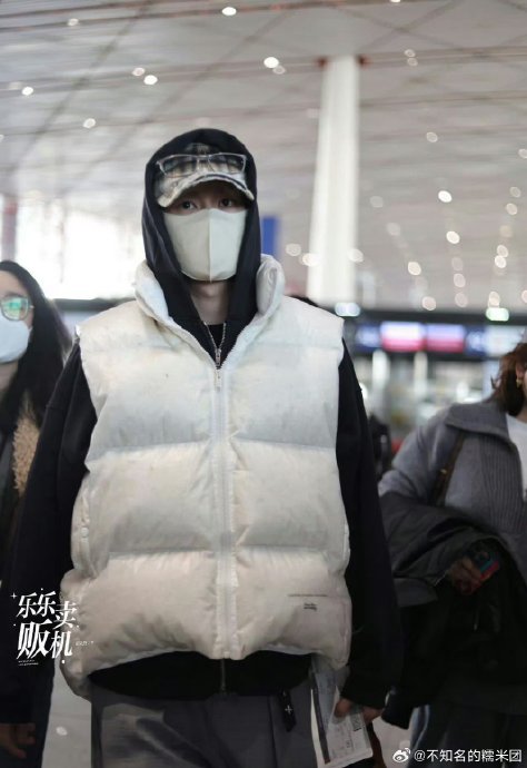 胡先煦发色惊喜被安检“截胡”引热议，网友赞其情绪管理是“内娱活人天花板”