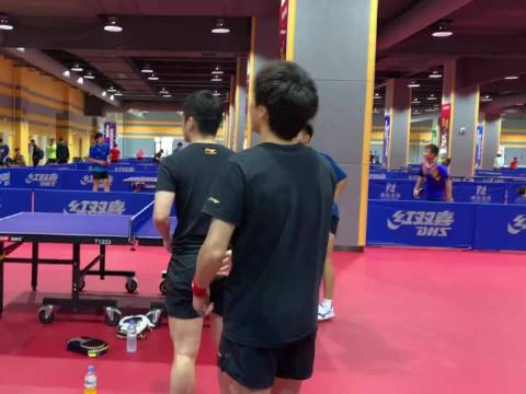 许昕樊振东林高远春节唠嗑热身