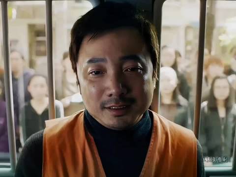 目睹一个个死去的人，明知违法，却为了救命，从一个商人变成了替穷人扛罪的人