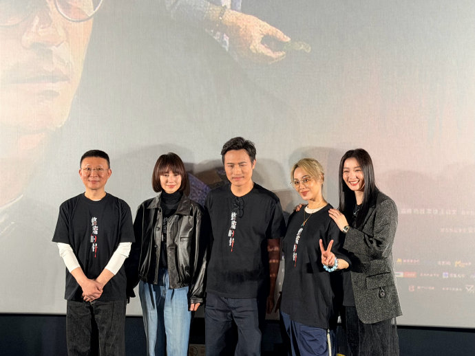 电影《蜂蜜的针》中宁静和袁泉的角色是怎样的关系，影片探讨了何种主题？