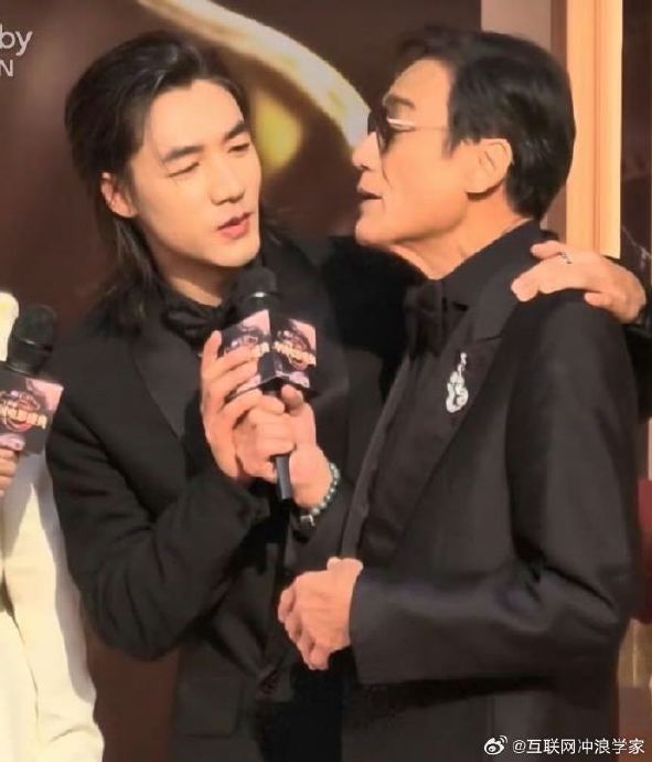 梁家辉红毯上主动照顾后辈张子枫、此沙的具体情景是什么？