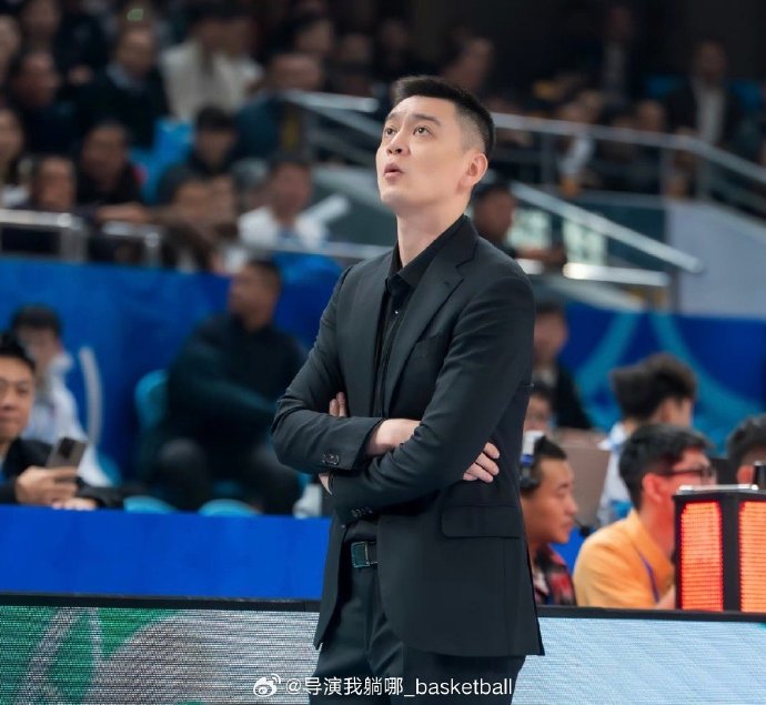 辽宁男篮主教练杨鸣在临场指挥中，需要注意哪些方面以避免情绪波动？