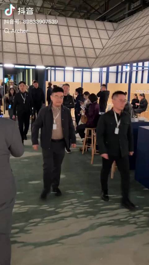 快看我又捡到了好东西！貌美衬衫小胡！