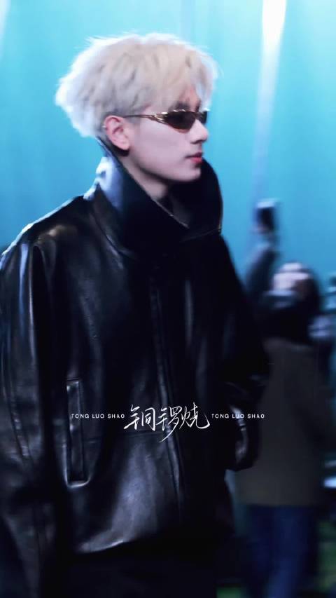 胡先煦上城士非遗巡游展 你受过的委屈在我的脑海里上演了一次又一次 我心疼你