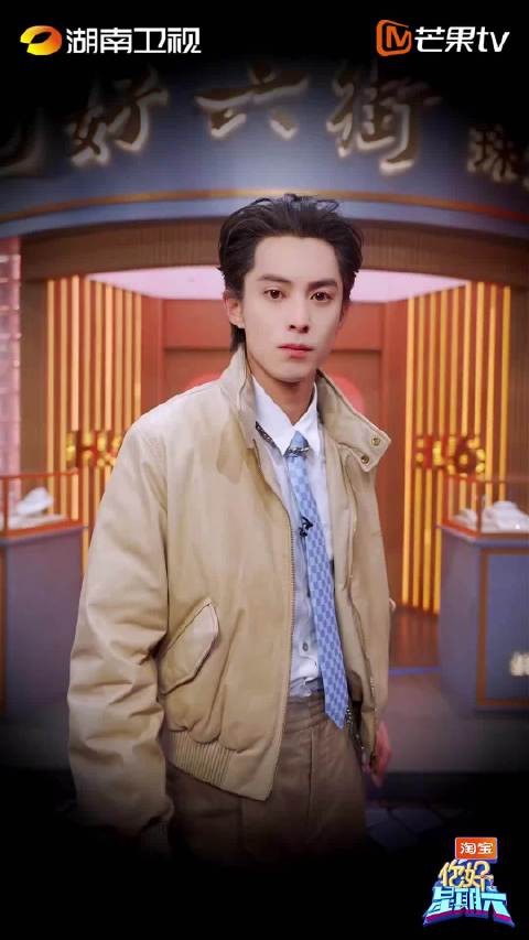 潘粤明王鹤棣师徒好六街同框，cha了wakeup转场，帅的