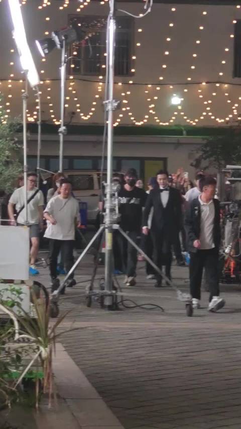 陈伟霆拍一部穿一次婚服，哈哈哈哈哈哈哈哈这个造型我实在招架不住了，太迷人