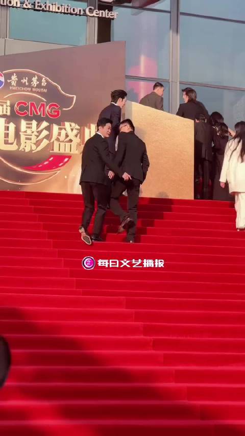 吴京热情拥抱好友展现真挚友情