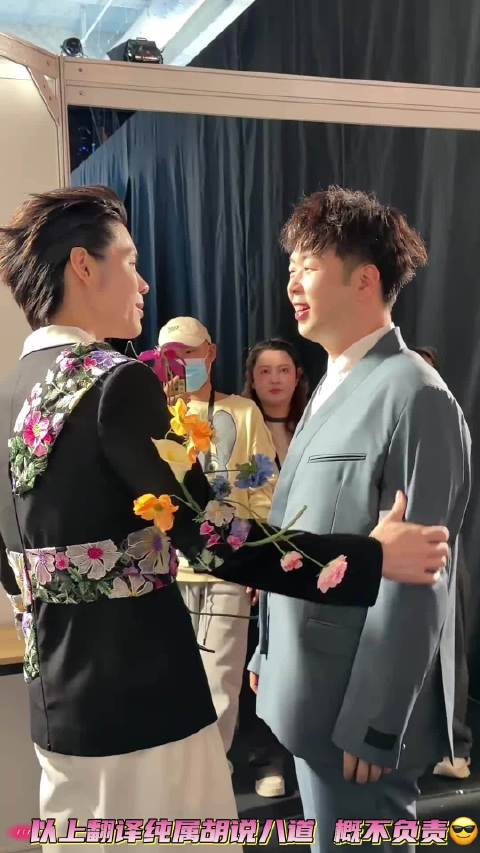 向佐与刘晓庆合影引热议