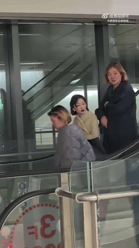 周冬雨红毯优雅下班飞奔回眸眼神有戏