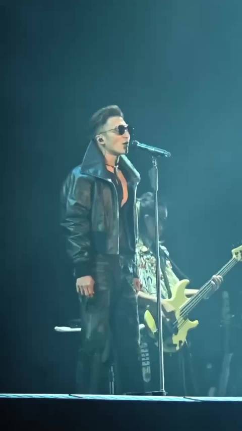 谢霆锋深圳演唱会深V造型引热议，年过四十身材自律