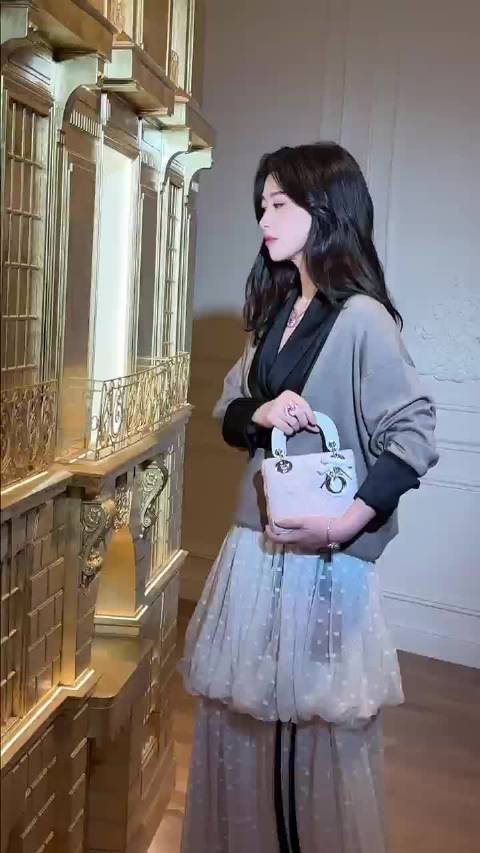 朱珠深V蛋糕裙造型惊艳亮相，尽显大气美艳