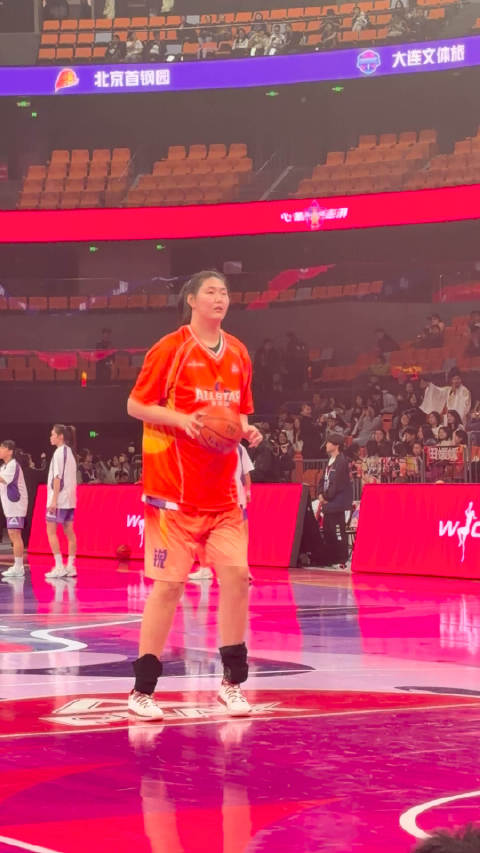 张子宇显然有下功夫练中投，动作流畅快速，她在不断扩大自己的进攻范围