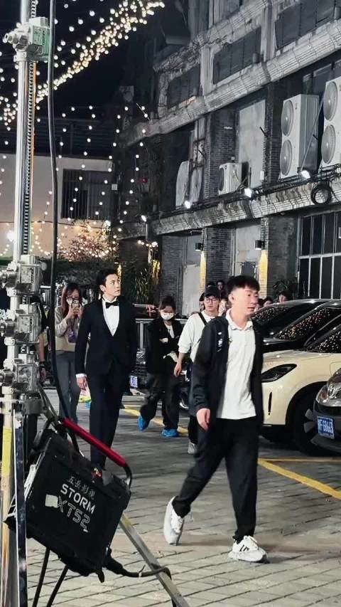 陈伟霆新剧《爱情慢慢》婚礼新郎装造型好帅啊！