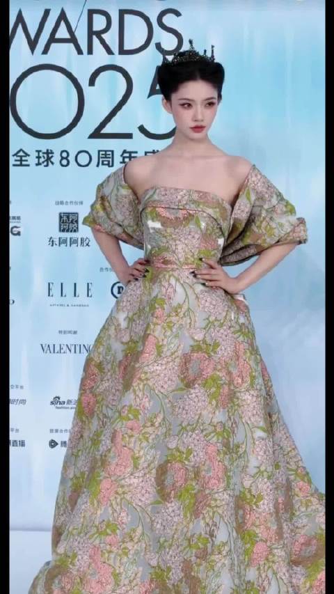 林允2025年ELLE红毯造型获赞，花卉蓬裙搭配王冠展力量感
