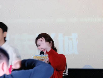 马丽“比个小肿心”甜晕网友！喜剧女王反差萌太圈粉