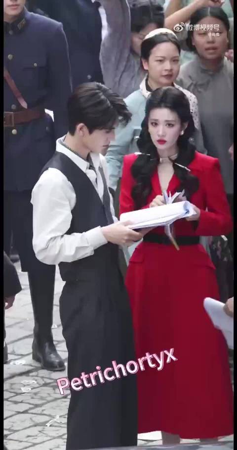 “天呐怎么回事！对着戏呢张凌赫的手怎么不自觉就去捋王楚然头发了… ”