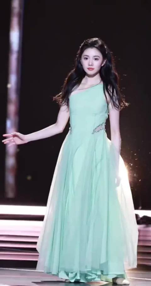 不只是单纯的跳舞，而是将自己与舞蹈融为一体，存子太牛了｜刘浩存