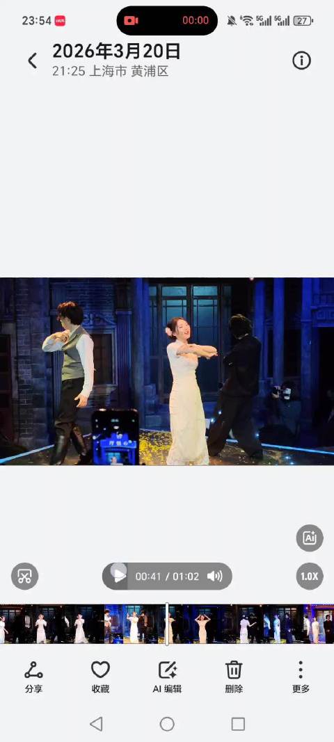 现在返场舞跳得好萌 框唧给自己戴个小王冠