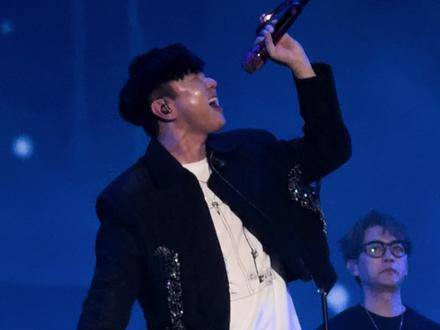 林俊杰佛山音乐节高音炸裂演唱不为谁而作的歌