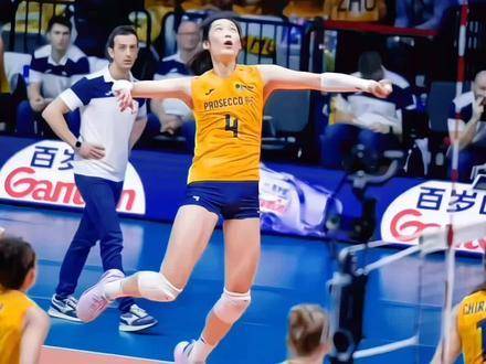 朱婷第三次捧起女排世俱杯冠军奖杯