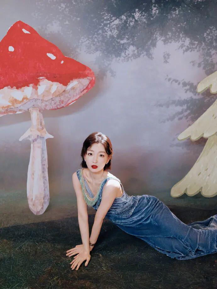 周冬雨 CMG 中国电影盛典造型:古着藏风骨，松弛即高级|中国电影盛典|周冬雨|复古|红唇|红毯|长裙