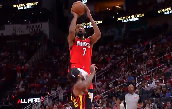 杜兰特被沃克压哨犯规两罚全中，火箭35-27领先老鹰进入次节