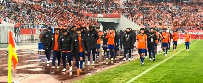 记者陈永：山东泰山中后场存在轮换隐患