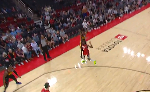 伊森扑防沃克三分犯规，裁判回看后升级一级恶意犯规