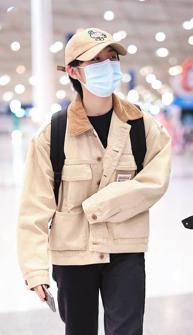 张子枫剪“男仔头”好帅气,穿夹克配休闲裤玩中性风,少年感满满