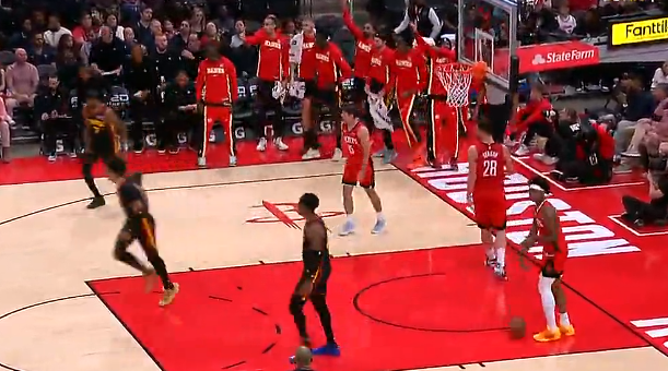 沃克反击接球三分命中，老鹰打出一波8-0火箭叫出暂停