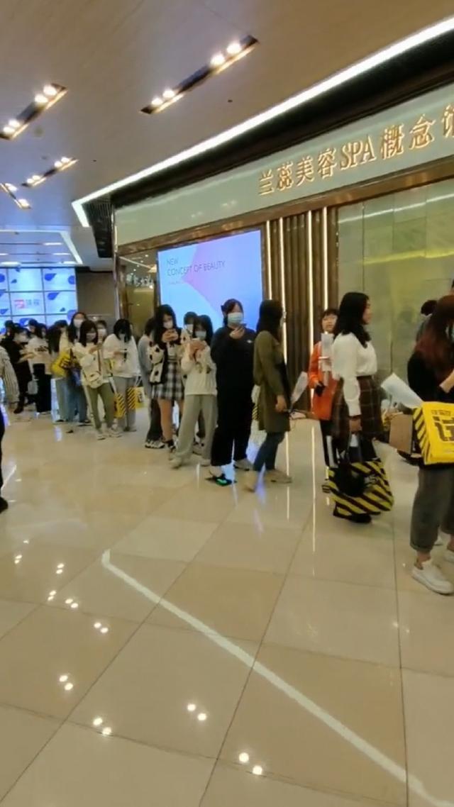 210307 屈臣氏广州蔡徐坤主题店人气爆棚 店内蔡徐坤代言产品全部售罄