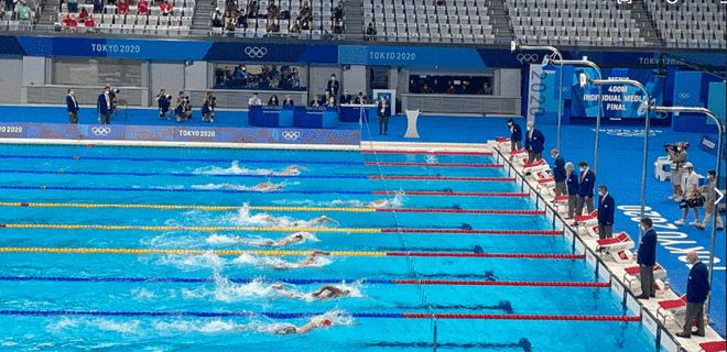 东京奥运泳池首金诞生！美国包揽金银，张雨霏100蝶强势进决赛