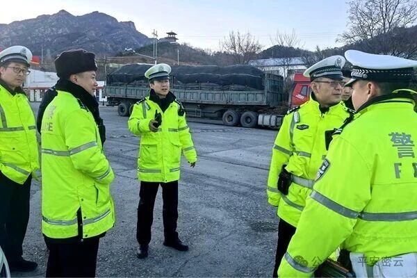 密云警方查获28辆“百吨王”超载大货车