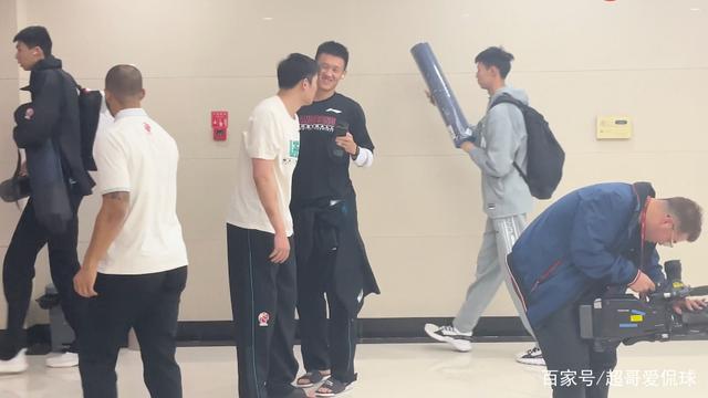 篮坛温情一幕!阿联喊丁彦雨航“丁神”，赵睿咧嘴笑，战友情浓厚|丁彦雨航|周鹏|易建联|朱芳雨|赵睿
