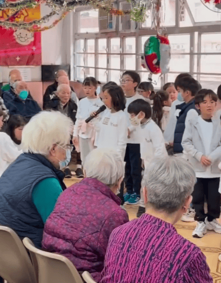 陈小春晒视频分享小儿子日常养老院做义工给老人唱歌