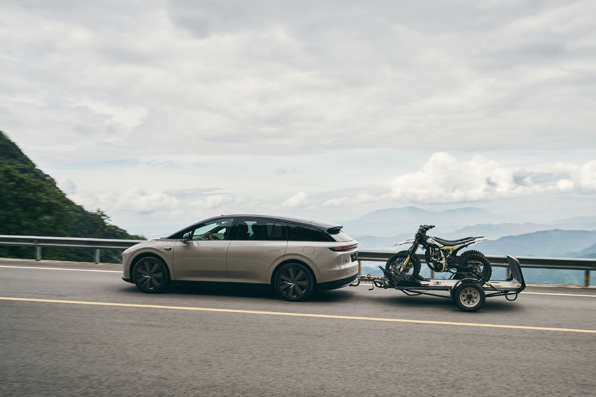 “不走低价路线”!理想i6售价24.98万元 李想:希望它成为五座SUV的“第三种选择” | 每经网