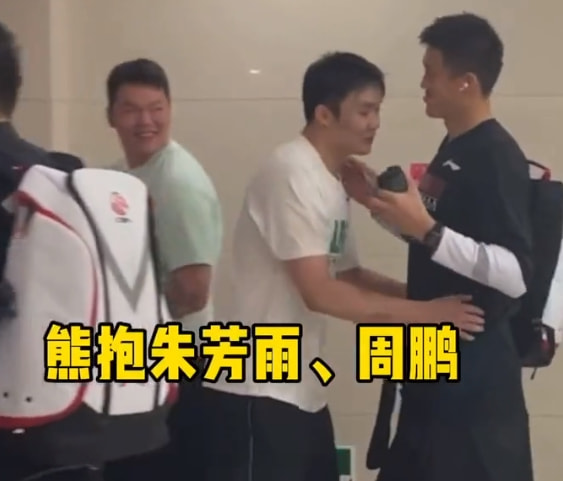 小丁才是最强交际花!逗乐朱总，熊抱周鹏，贴紧阿联，与赵睿啵啵