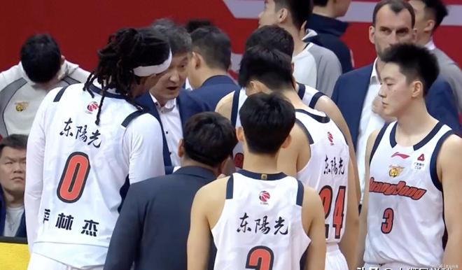 爆冷！广东惨遭江苏绝杀，第3输倒数第2，胡明轩送致命失误