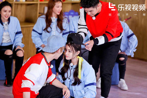 《奔跑吧》杨颖热巴组双女MC 陈赫领跑乐视视频奔跑季_综艺要闻_娱乐频道