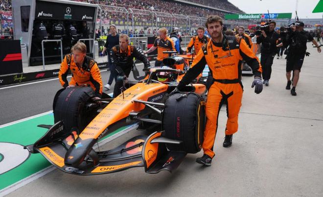 F1新规惹争议！迈凯伦无法起跑，维斯塔潘怒轰：顶级比赛沦为笑话